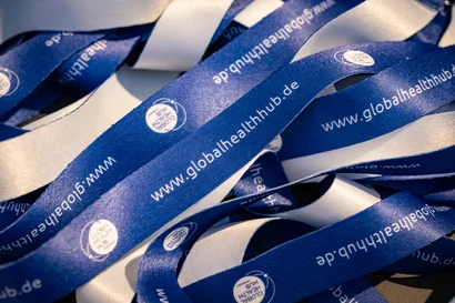 Schlüsselbänder mit Global Health Hub Logo