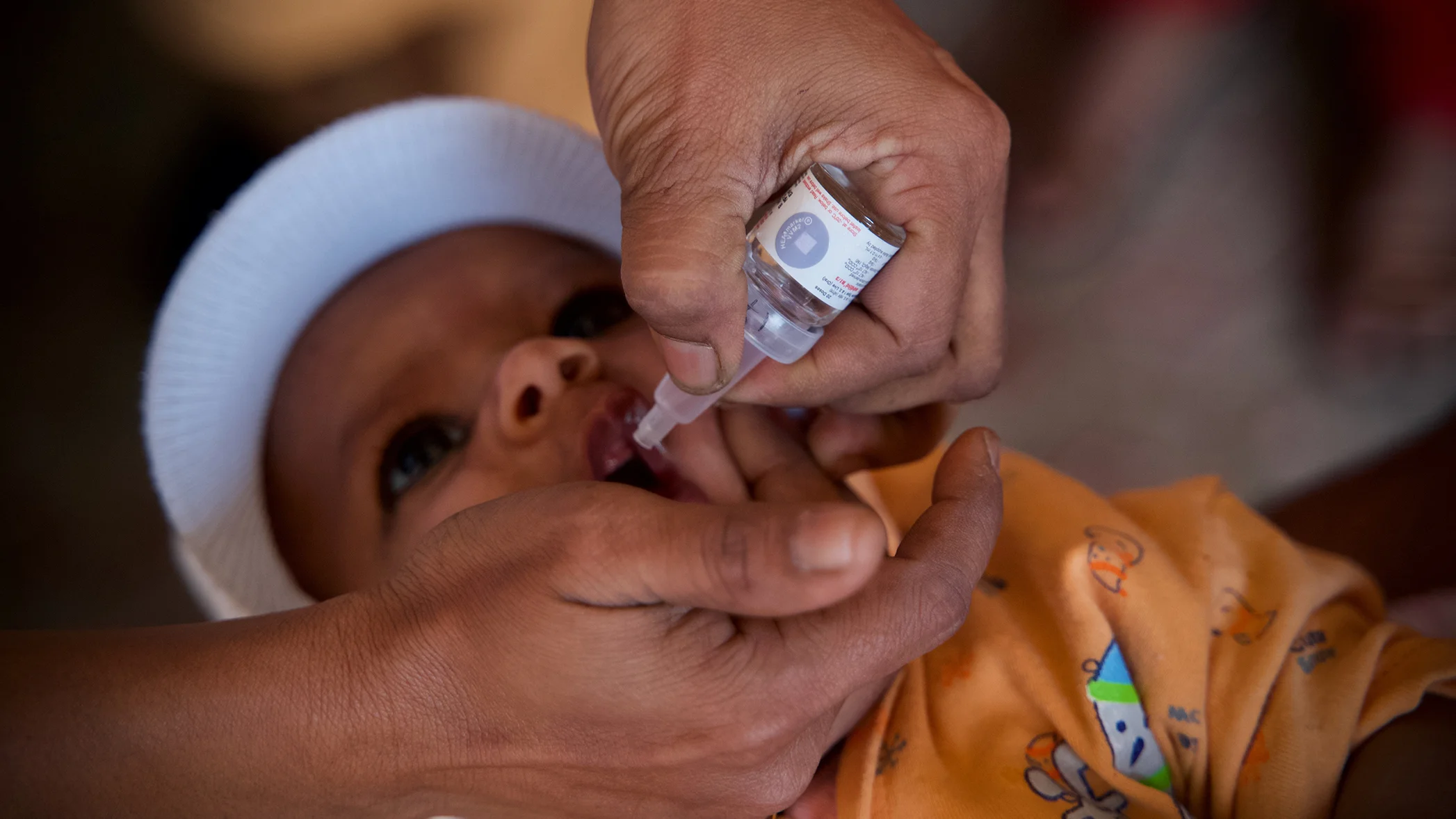 Photo: India – A healthcare worker vaccinates a young child against polio in India in 2023. Copyright: Prakhar Deep Jain/GAVI