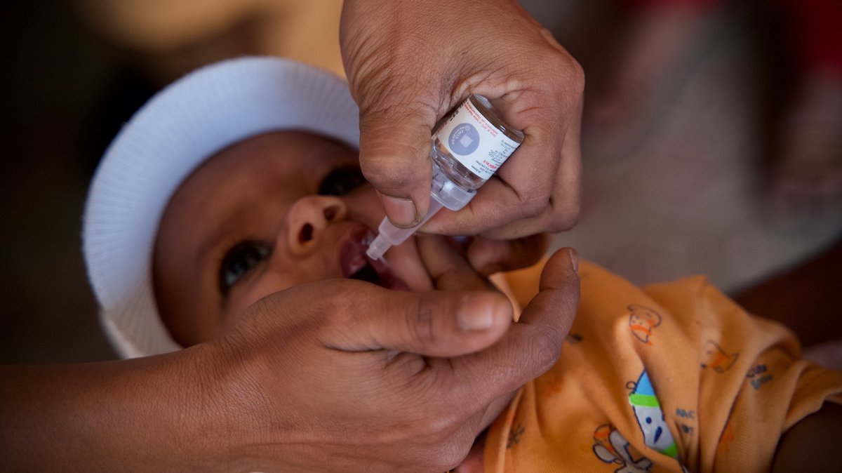 Photo: India – A healthcare worker vaccinates a young child against polio in India in 2023. Copyright: Prakhar Deep Jain/GAVI