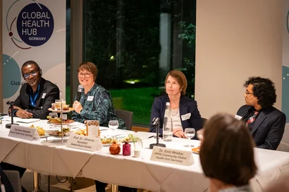 Von links: Aggrey Aluso, Corinna Heineke, Prof. Dr. Johanna Hanefeld, Dr. Emil Ifthekar beim der Vorstellung des Catalyst Dialogues am Parlamentarischen Abend. ©GHHG/Thomas Ecke