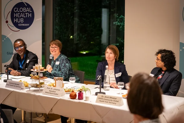 Von links: Aggrey Aluso, Corinna Heineke, Prof. Dr. Johanna Hanefeld, Dr. Emil Ifthekar beim der Vorstellung des Catalyst Dialogues am Parlamentarischen Abend. ©GHHG/Thomas Ecke