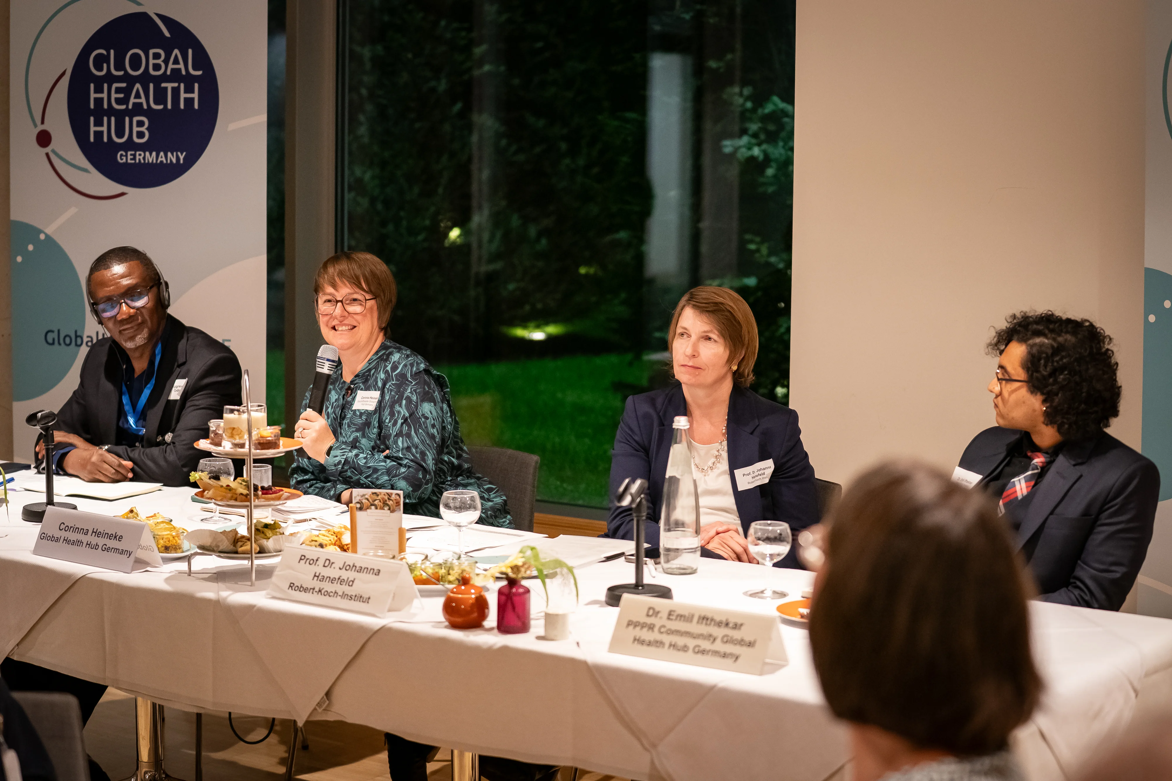 Von links: Aggrey Aluso, Corinna Heineke, Prof. Dr. Johanna Hanefeld, Dr. Emil Ifthekar beim der Vorstellung des Catalyst Dialogues am Parlamentarischen Abend. ©GHHG/Thomas Ecke