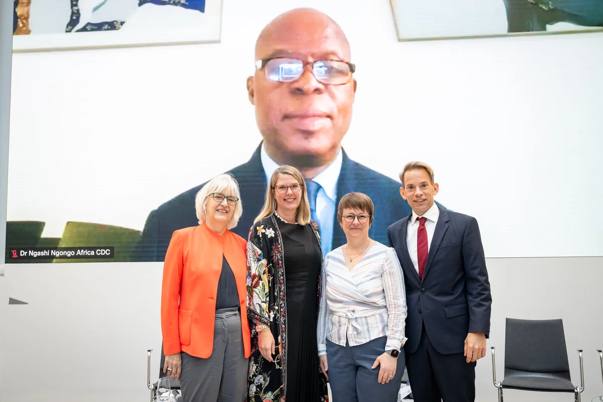 Above Dr Ngashi Ngongo, below from the left Angela Bähr, Dr Catharina Böhme, Corinna Heineke, Paul Zubeil. ©Thomas Ecke.