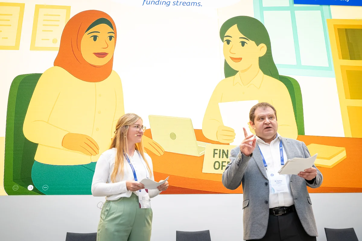 From the left: Katrin Würfel and Fahmy Hanna presenting the simulation exercise. ©Thomas Ecke