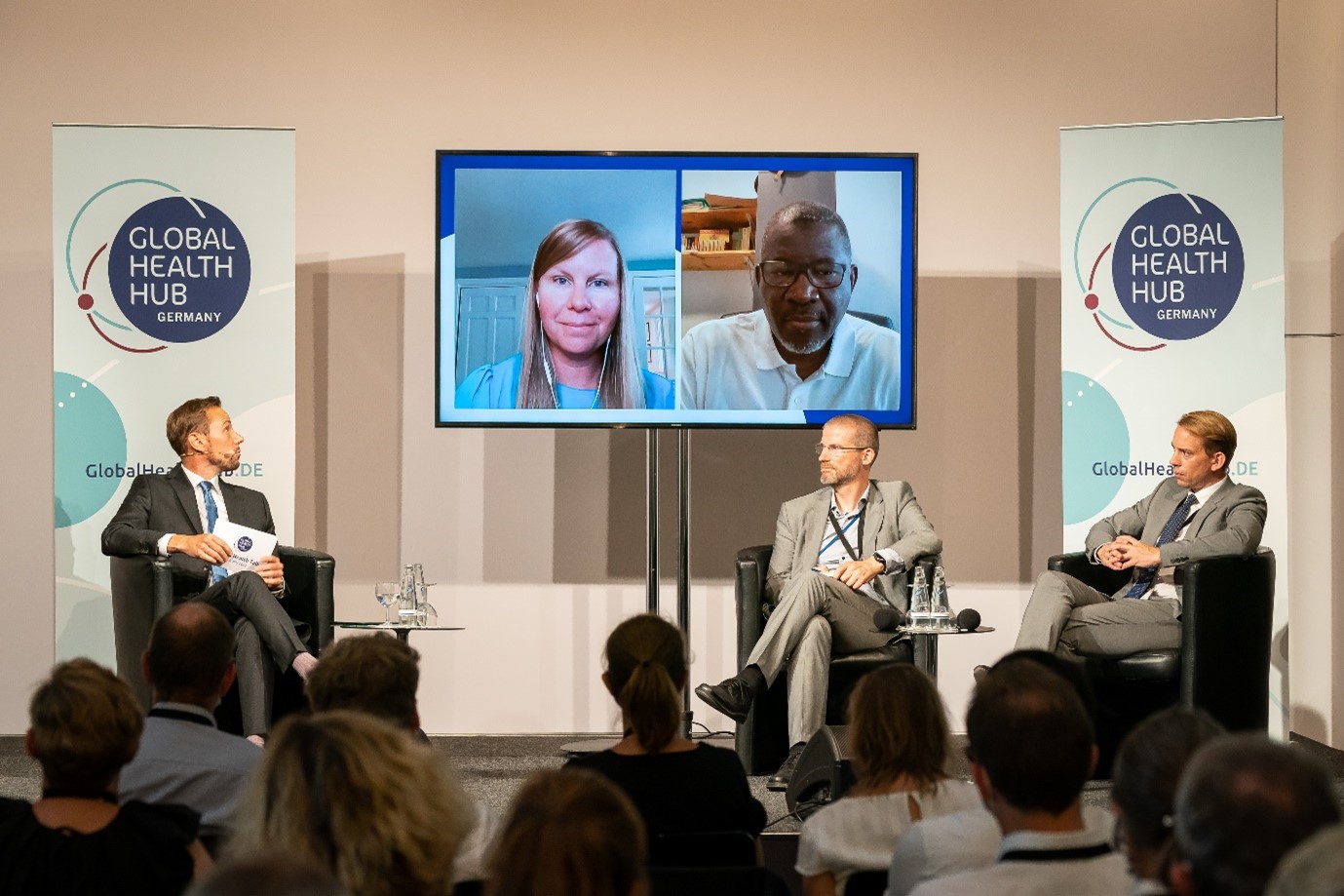 Moderator Clemens Gros (Insights for Development), Kate Dodson (United Nations Foundation), Elhadj As Sy (Kofi Annan Foundation), Dr. Bernhard Braune (BMZ), und Paul Zubeil (BMG) © GHHG/ GIZ/Thomas Ecke